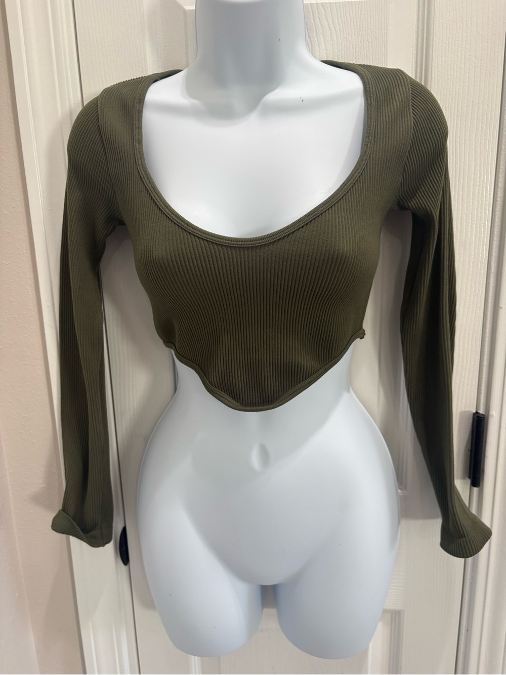 Ribbed Olive Long-Sleeve Scoop Neck Crop Top s/m